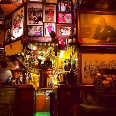 Old-Style English Pub Decor